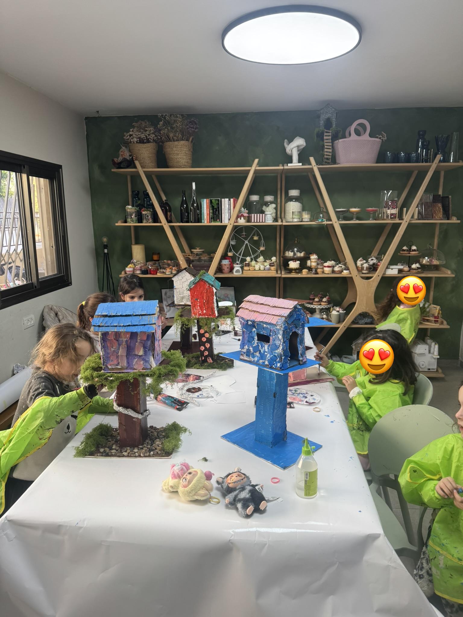 ילדים בחוג אומנות בסטודיו ArtyParty — יוצרים יחד סביב שולחן עבודה